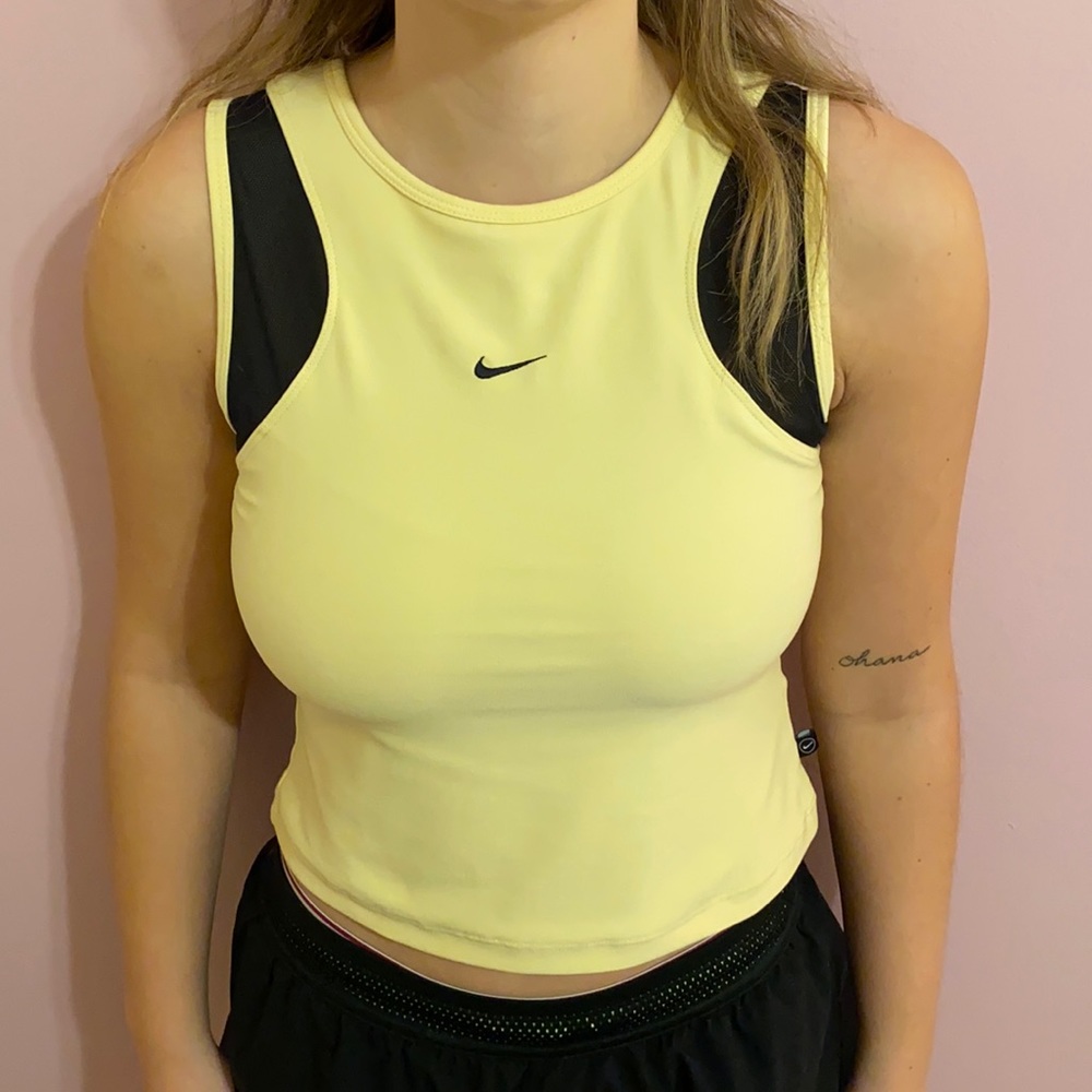 Women’s Nike Sportsbra / Croptop Athletic Wear